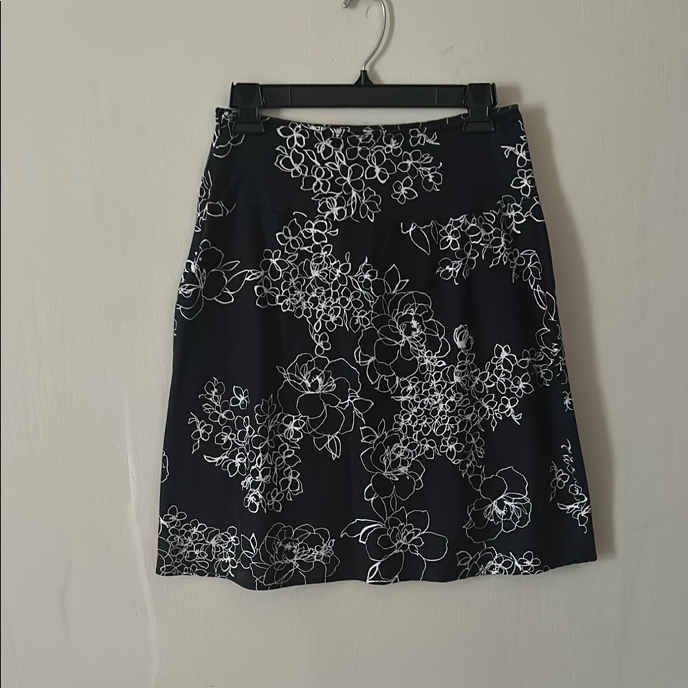 Chic Black and White Floral Mini Skirt